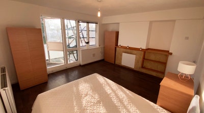 1st Sept-3 spacious rooms in 3 bed flat-bermondsey Main Photo