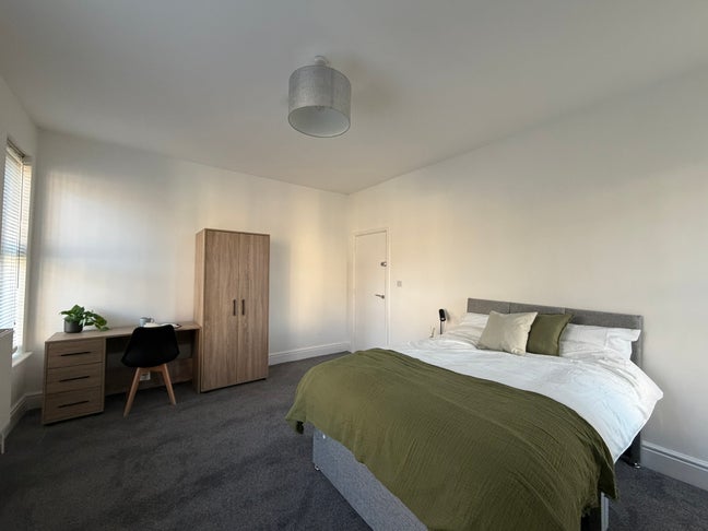 Modern Large double Bedroom bills inc NG5 Main Photo