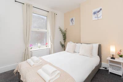 Modern 4-Bed Apartment in Poole Main Photo