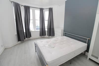 2 bedrooms ground floor flat Main Photo