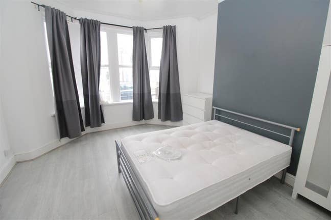 2 bedrooms ground floor flat Main Photo