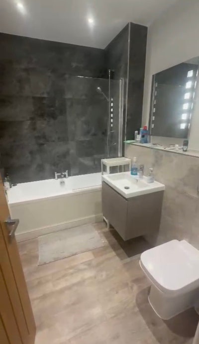 Double bedroom in Prime location Main Photo