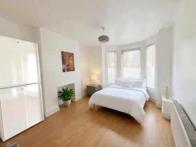 Large Double Room | Close to Trafford Centre Main Photo