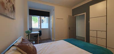 Lovely large room with ensuite toilet and sink Main Photo