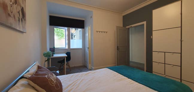 Lovely large room with ensuite toilet and sink Main Photo