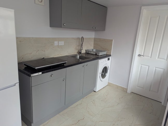 A newly furnished ensuite is available Main Photo