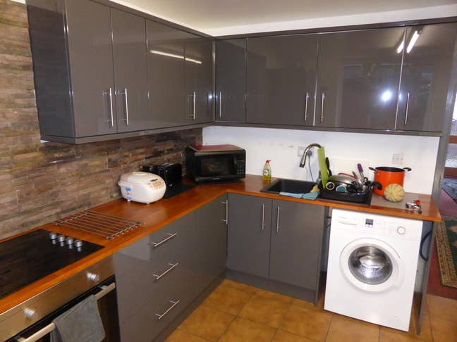 Fantastic large room 3 level split property. Main Photo