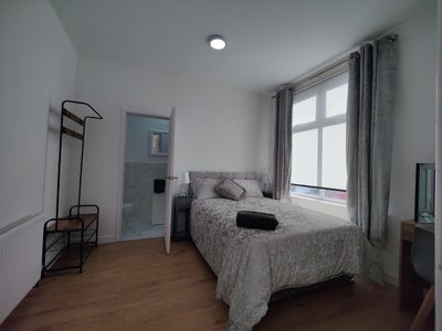 En suite room available opp Royal Hospital &pound;525pcm Main Photo