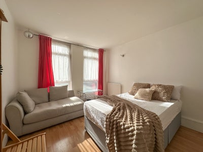 Rent it before it's Gone 4 Bedrooms in Abbey Rd Main Photo