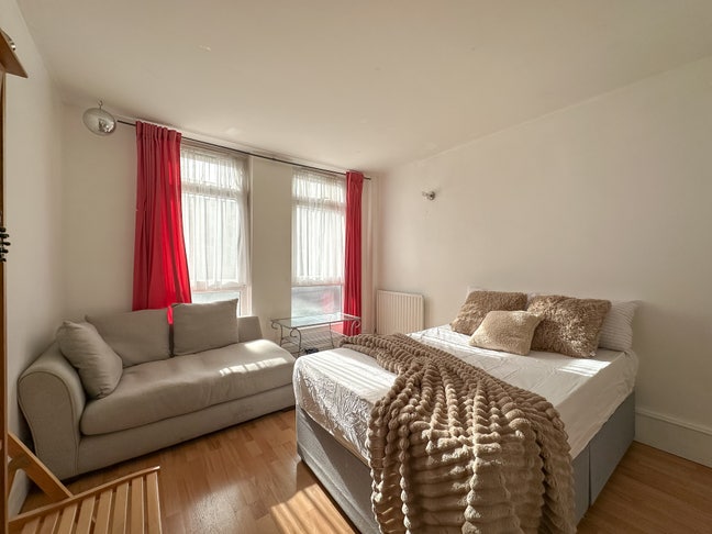 Rent it before it's Gone 4 Bedrooms in Abbey Rd Main Photo