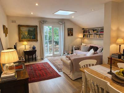 Double room in a spacious, cosy garden flat Main Photo