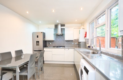 4 Bed + 2 Bath Near Victoria Park - Mile End E3 Main Photo