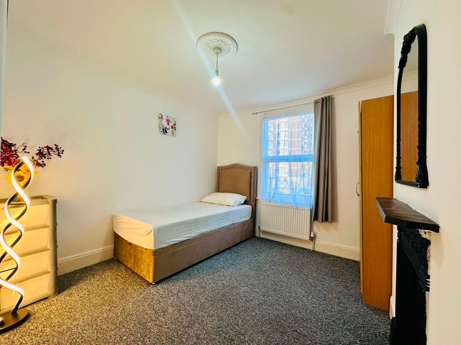 Decent size room to rent near Thornton Heath Stn Main Photo