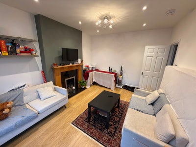 Large Double Room in Colliers Wood – &pound;875 pcm Main Photo