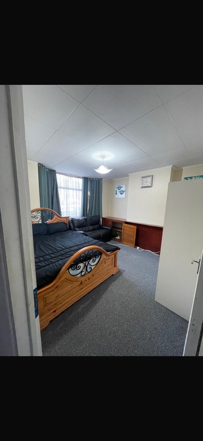 Double Bedroom Hayes Main Photo