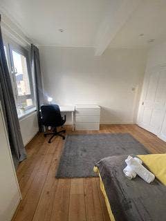 SUPERIOR Double Room near Uni -Bills Included Main Photo