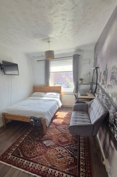 Spacious Double Room with Garage Parking Main Photo