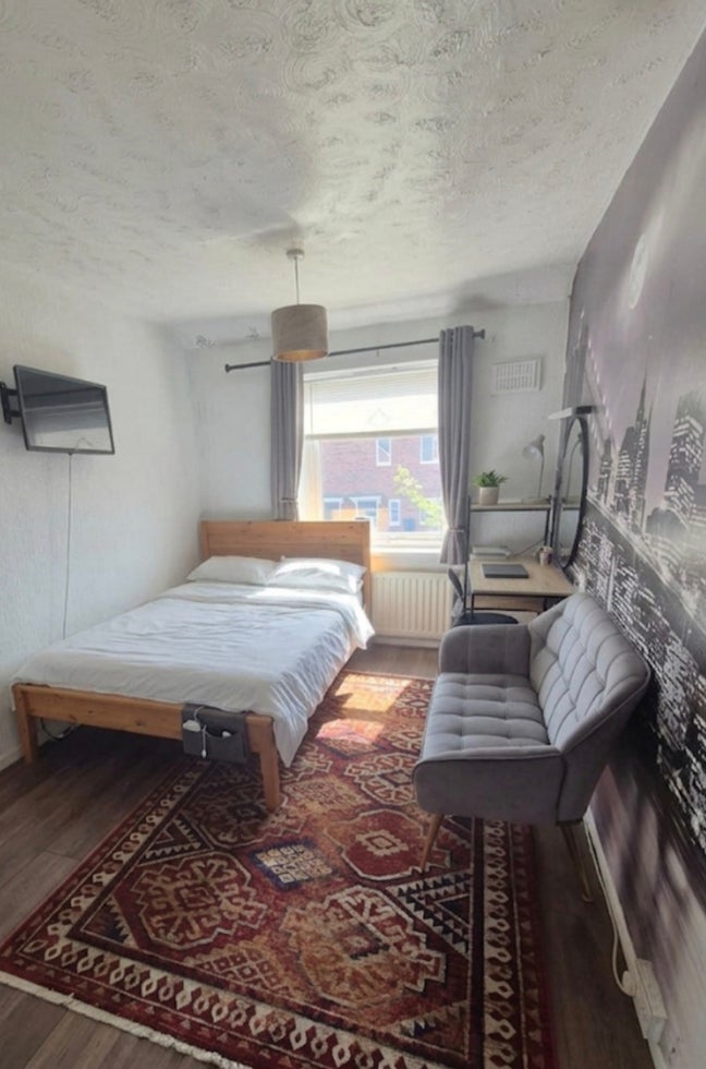 Spacious Double Room with Garage Parking Main Photo