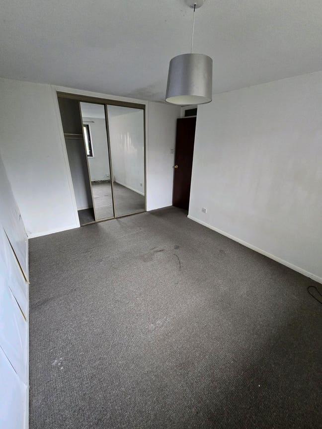 Double Bedroom with built in storage in quite area Main Photo