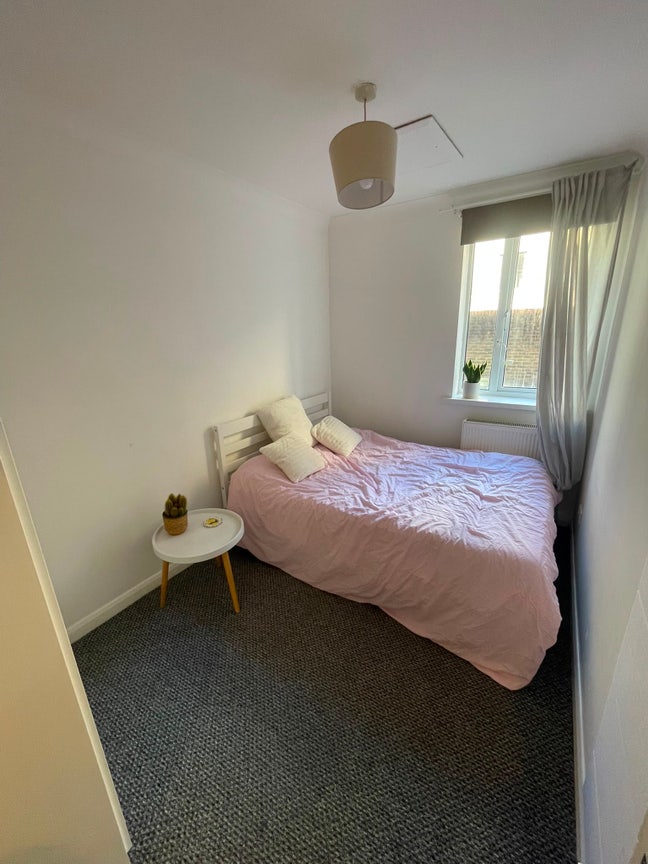 Double bedroom in spacious flat in West Ealing Main Photo