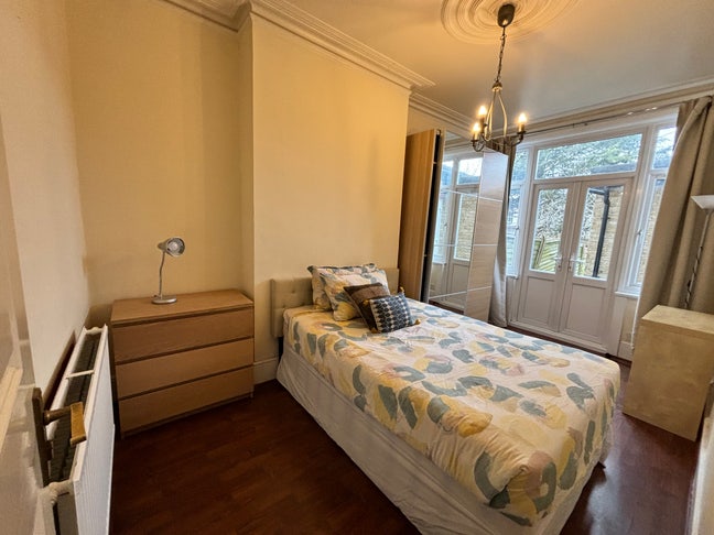 Spacious Furnished Double Room – Wood Green, Zone  Main Photo