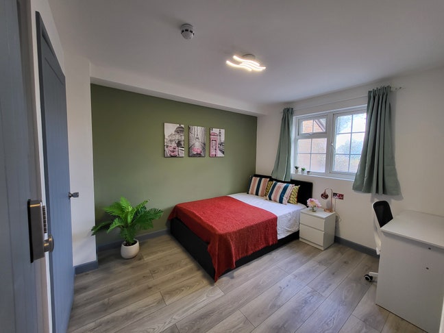 SM6 9DR En-suite Double Room weekly Cleaner Main Photo