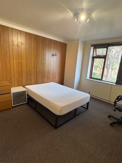 Female Tenant for Double Furnished Room-Headingley Main Photo