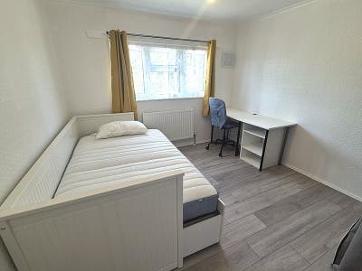 Large Double Rooms | 3-Person House Share Main Photo