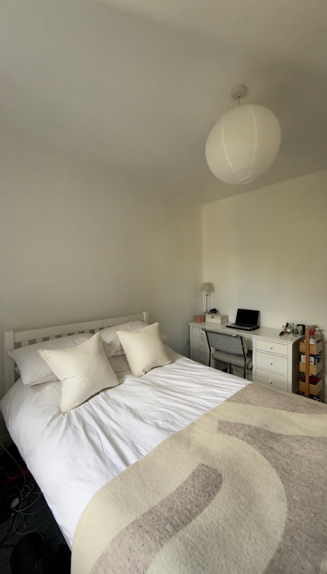 1 Bedroom available in all girls Fulham house Main Photo