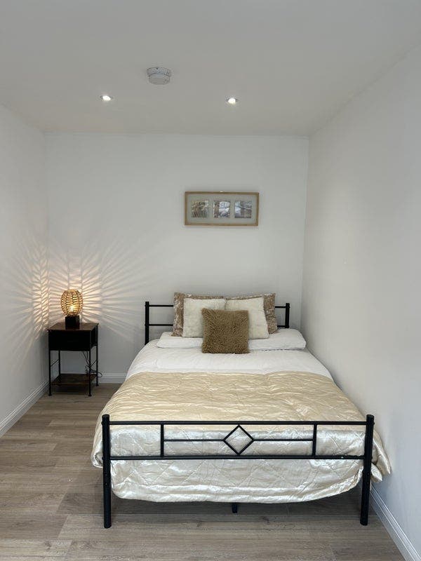 1 newly renovated room 50M from Waterside Campus Main Photo