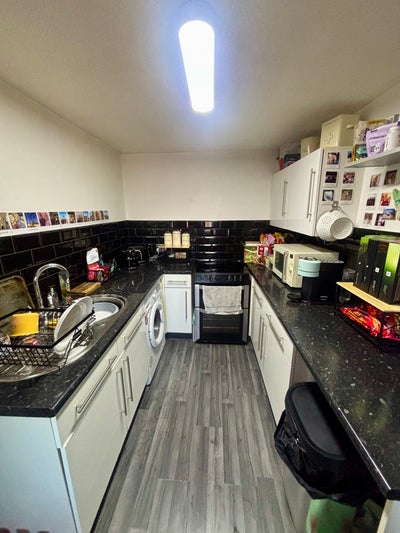 Small double room, clean flat,  parking available  Main Photo