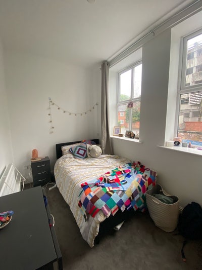 Bright furnished room in friendly house   Main Photo