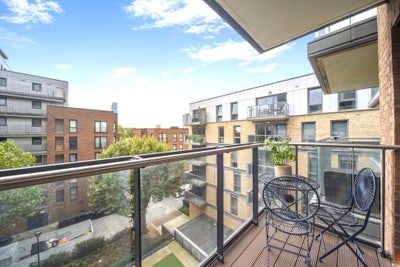 Bright Double Room Available in a Modern 2-Bedroom Main Photo