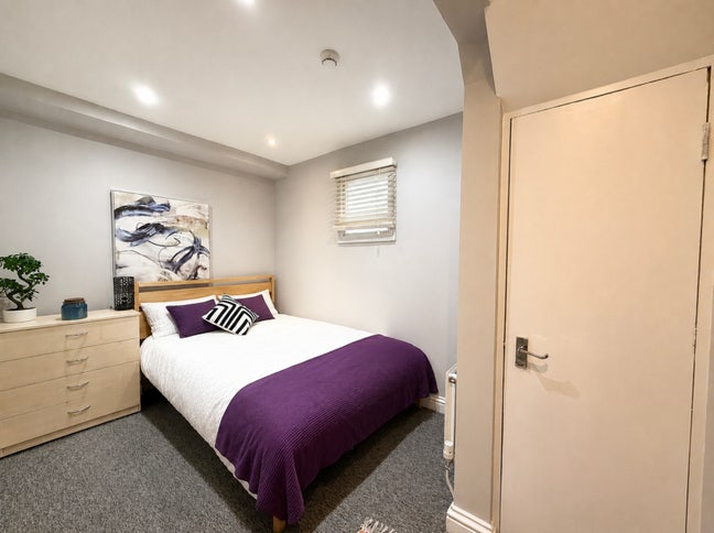 Large Double Town Centre Room with En Suite Main Photo