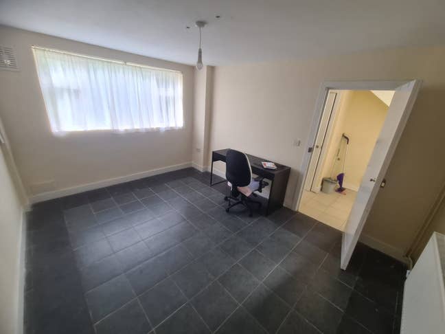 Modern House Share Newly Refurbished  Main Photo