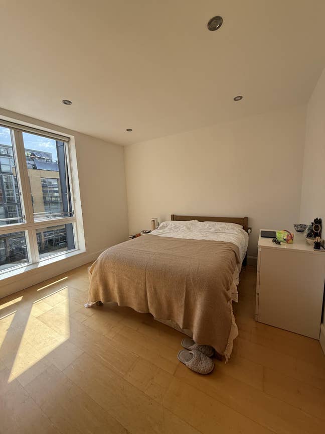 Sunny Canal-View Apartment | En-Suite Room Main Photo