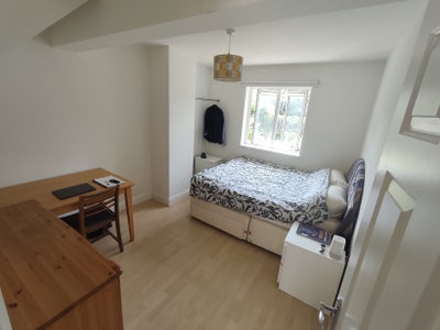 Large Double Room in Spacious Putney House Main Photo