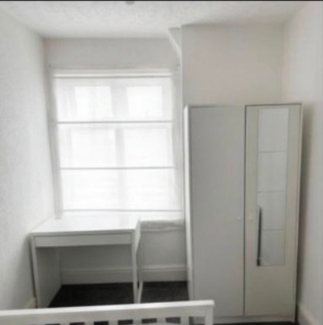 Bright, furnished room available  Main Photo