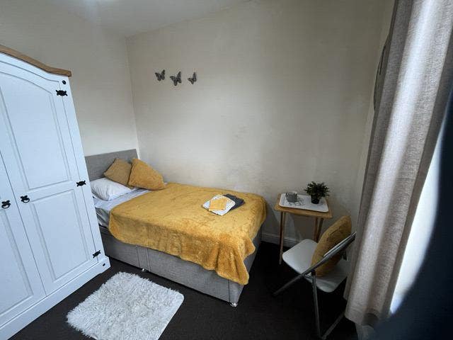 Bright Cosy Room in a Quiet Professional House Main Photo