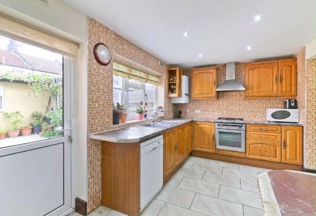 Double bedroom To let Main Photo
