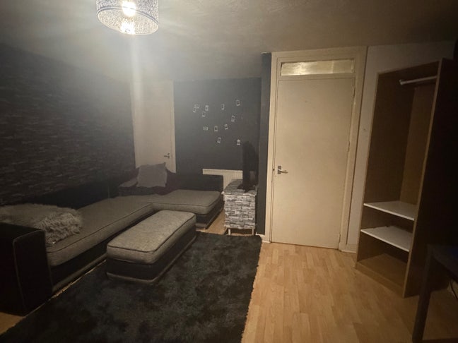 Large bedroom Main Photo