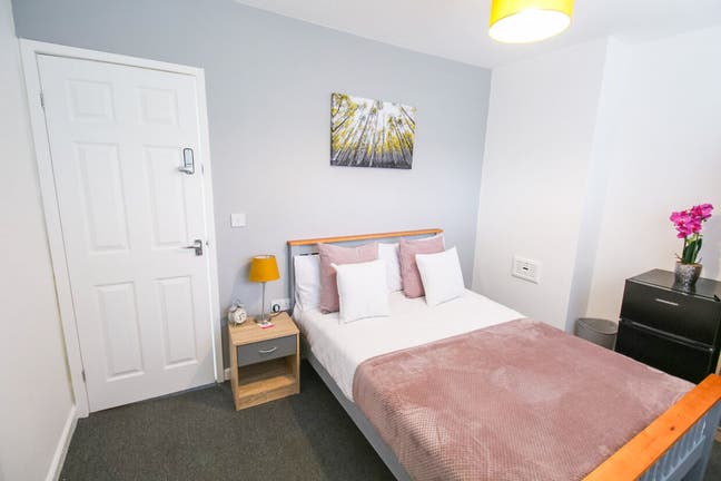 Cozy Large Double Room Available to let !! Main Photo