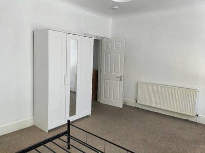 If you're over 40 & appreciate a very quiet house Main Photo