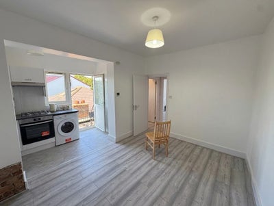 Lovely 1 double bed with own private roof terrace  Main Photo
