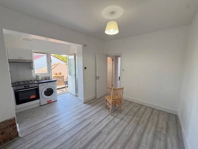 Lovely 1 double bed with own private roof terrace  Main Photo