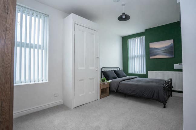 1 EN SUITES coming available high end house  Main Photo