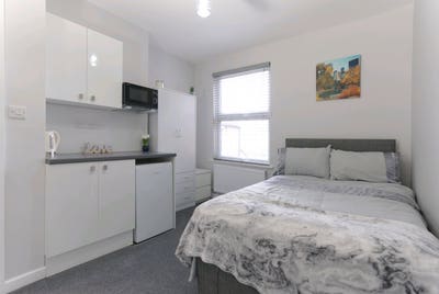 Stunning En-suite Double &pound;625 next to Sainsbury's Main Photo