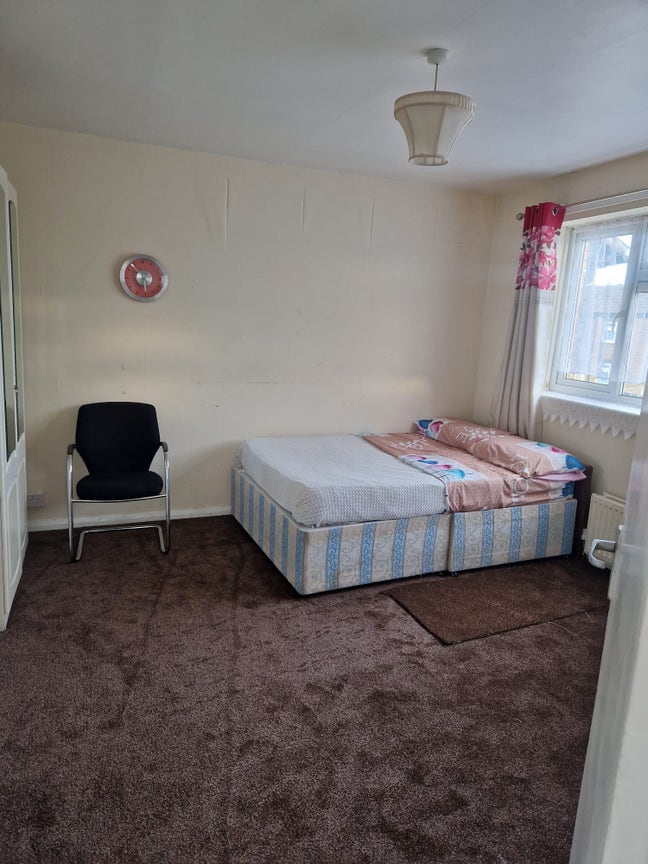 Room for Let in Slough  Main Photo
