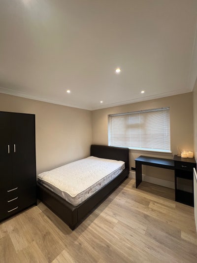 Large Double Room next to Three Bridges Station  Main Photo