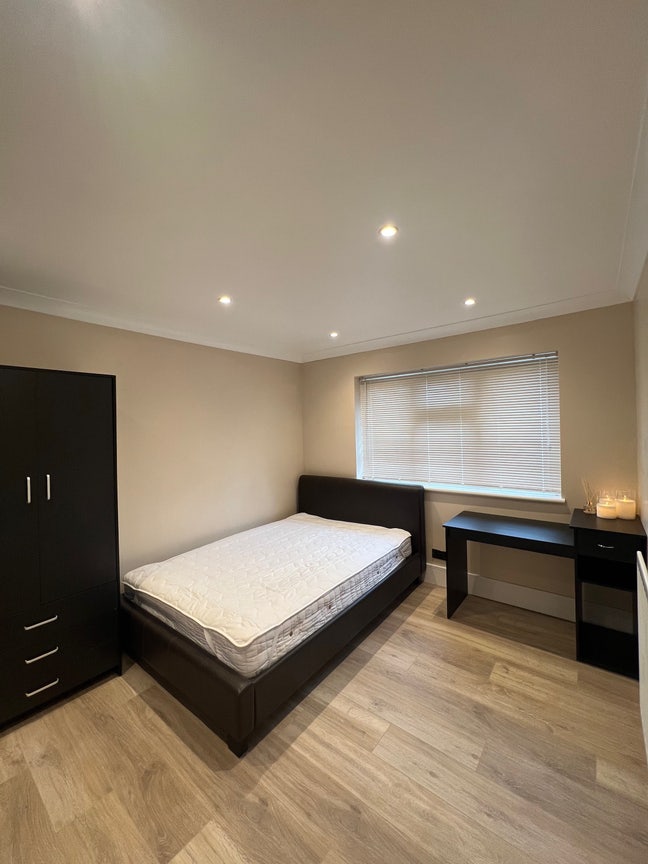 Large Double Room next to Three Bridges Station  Main Photo